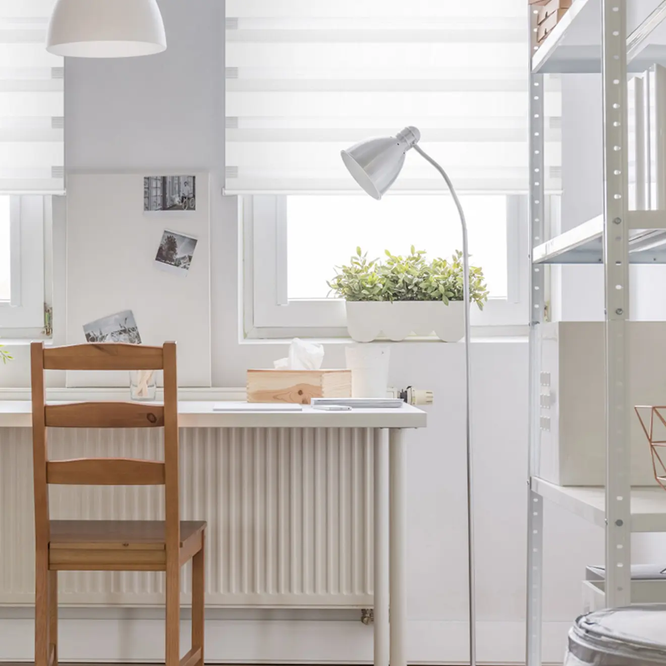 Arbeitsbereich mit Tisch, Stuhl, Regal und elektrischem Smart Doppelrollo am Fenster