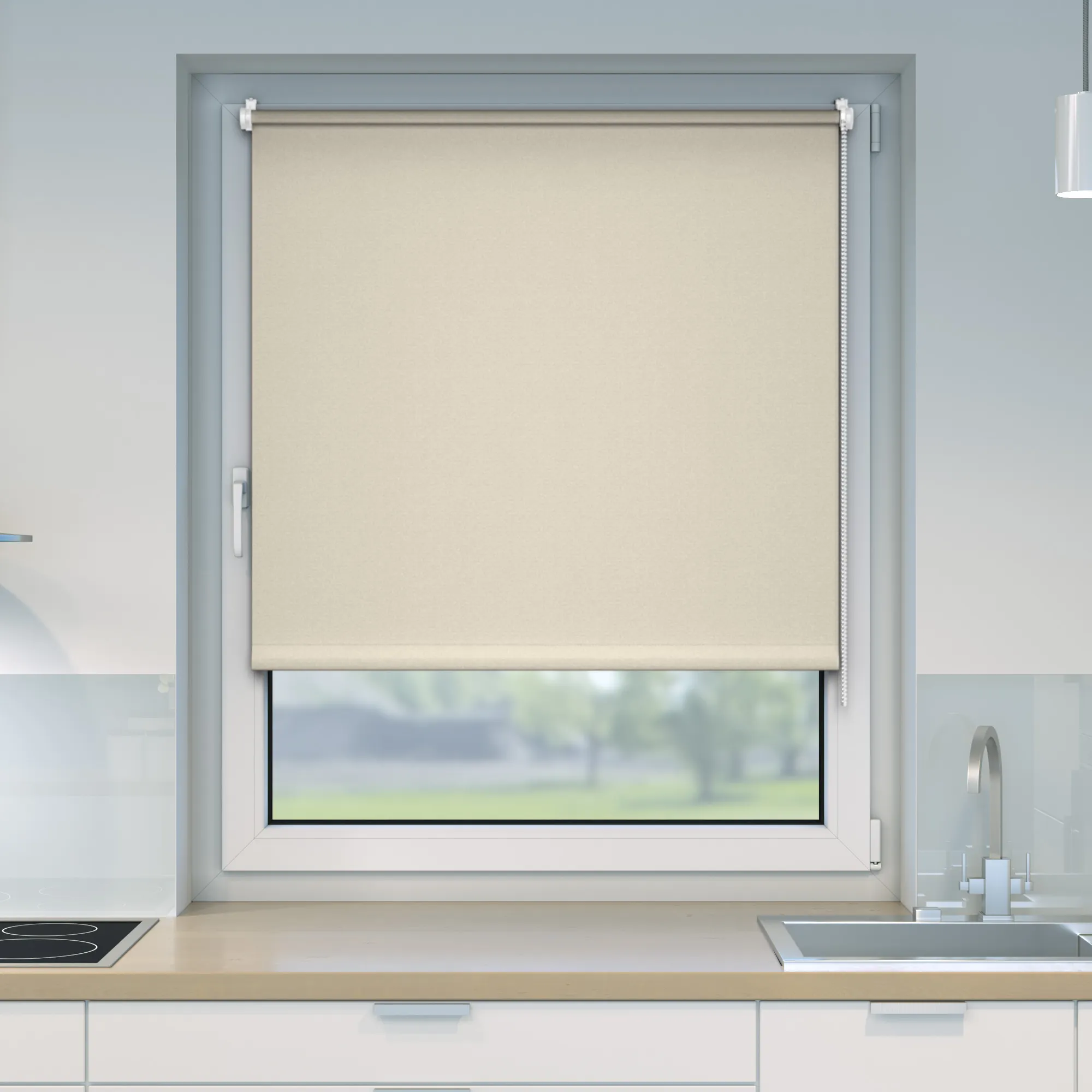 Tenda oscurante a una finestra in una cucina, con catena per alzare e abbassare