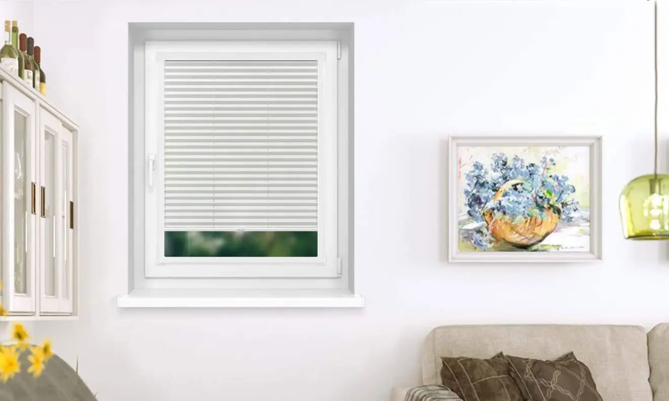 Klemmhalter für Perfect Fit Rahmen an einem Fenster montiert, um Jalousien zu halten