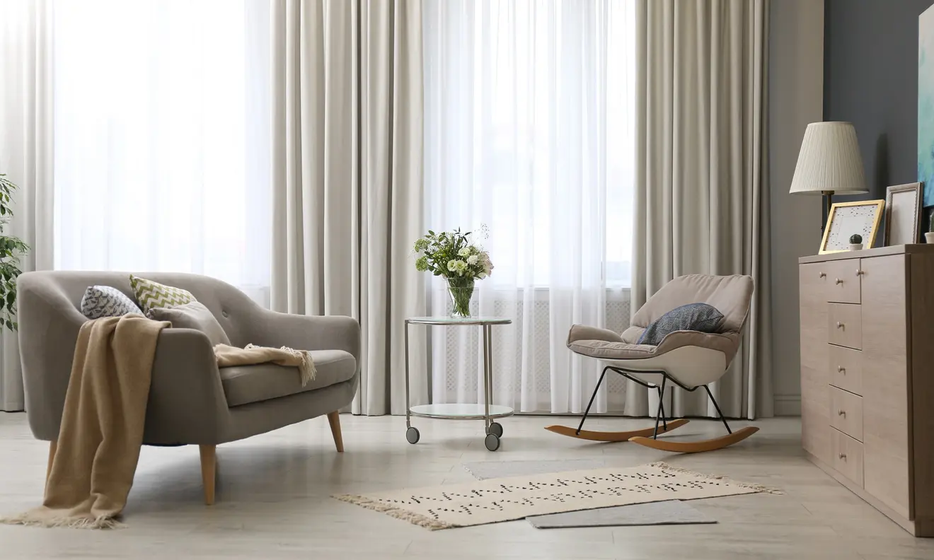 Wohnzimmer mit Gardinenstange Set, Sofa, Sessel, Tisch, Kommode und Vorhängen