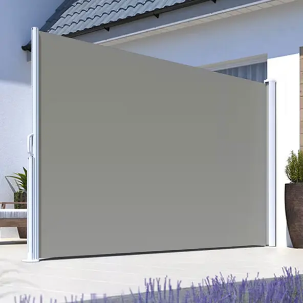 Seitliche Markise auf Terrasse, ausziehbar für Sicht- und Sonnenschutz