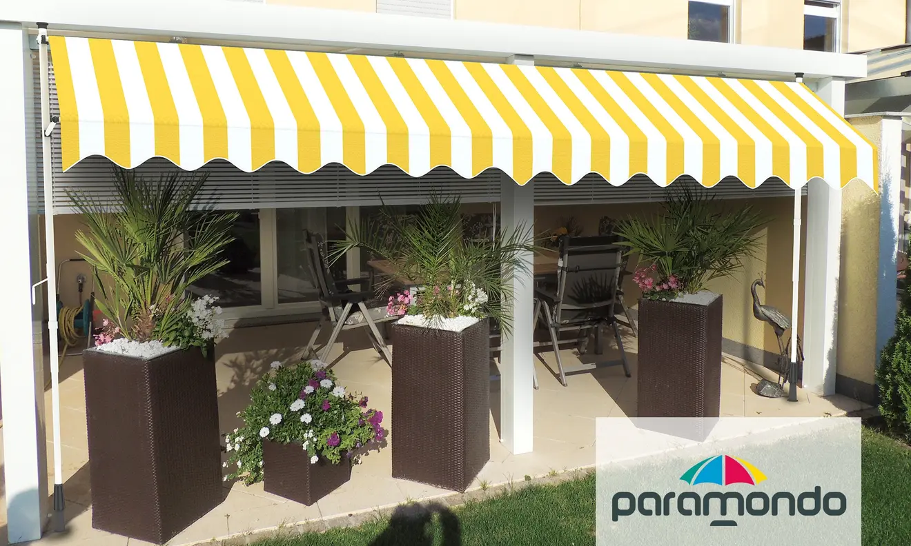 Klemm- und Balkonmarkise JAM 2000 über einer Terrasse mit Pflanzen und Gartenmöbeln