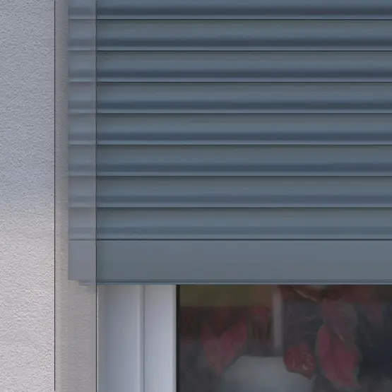 Außenrollladenpanzer an einem Fenster, teilweise heruntergelassen, zeigt Lamellenstruktur