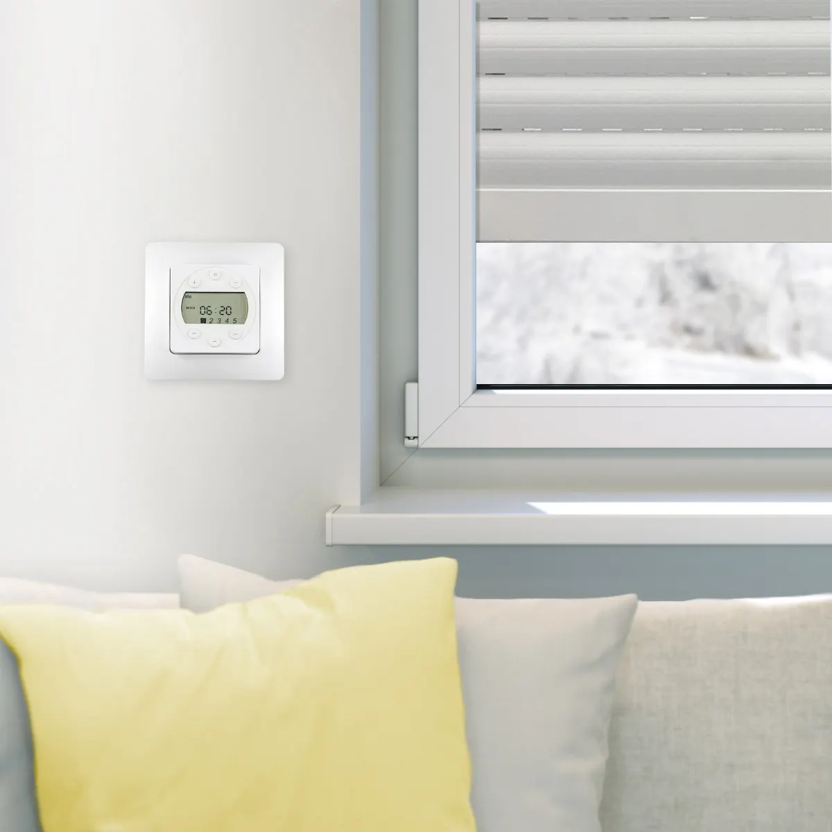 Trasmettitore radio a parete accanto a una finestra con tapparella nella zona giorno