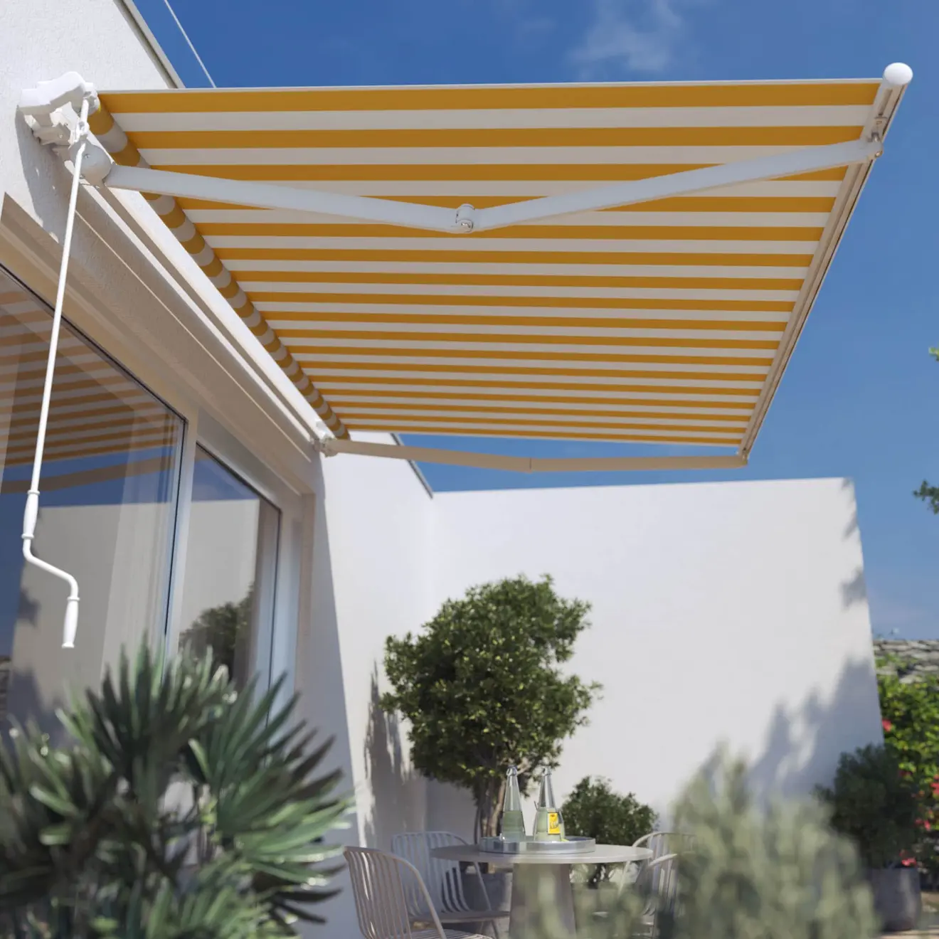 Offene Gelenkarmmarkise über Terrasse, bietet Sonnenschutz und ist maßgefertigt