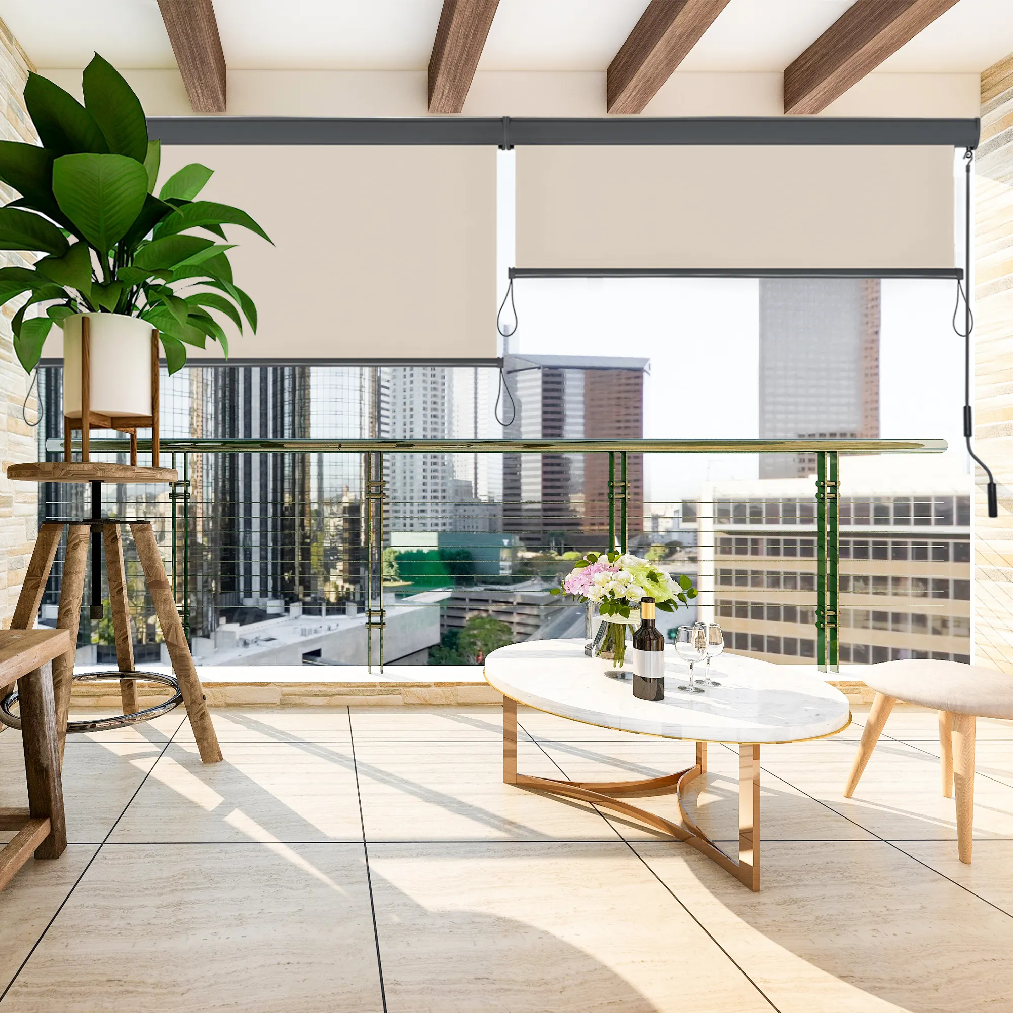 Tende verticali con guida laterale su un balcone, vista della città sullo sfondo