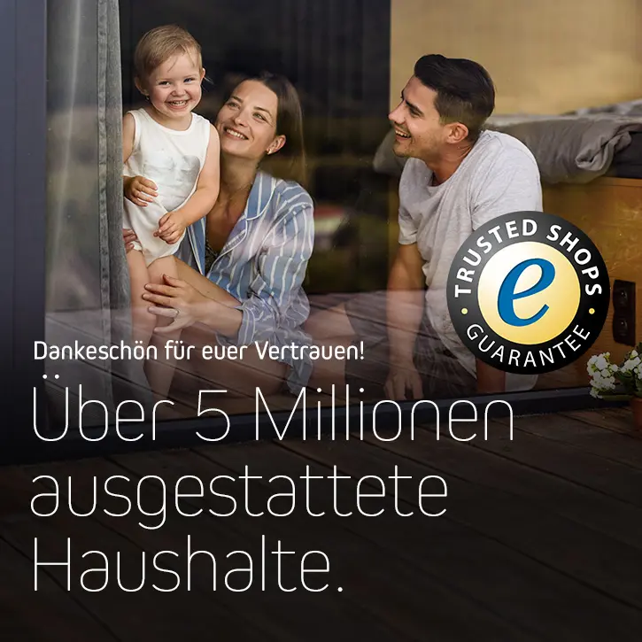 Familie lächelt durch Fenster, Text: Dankeschön für Vertrauen, über 5 Millionen Haushalte