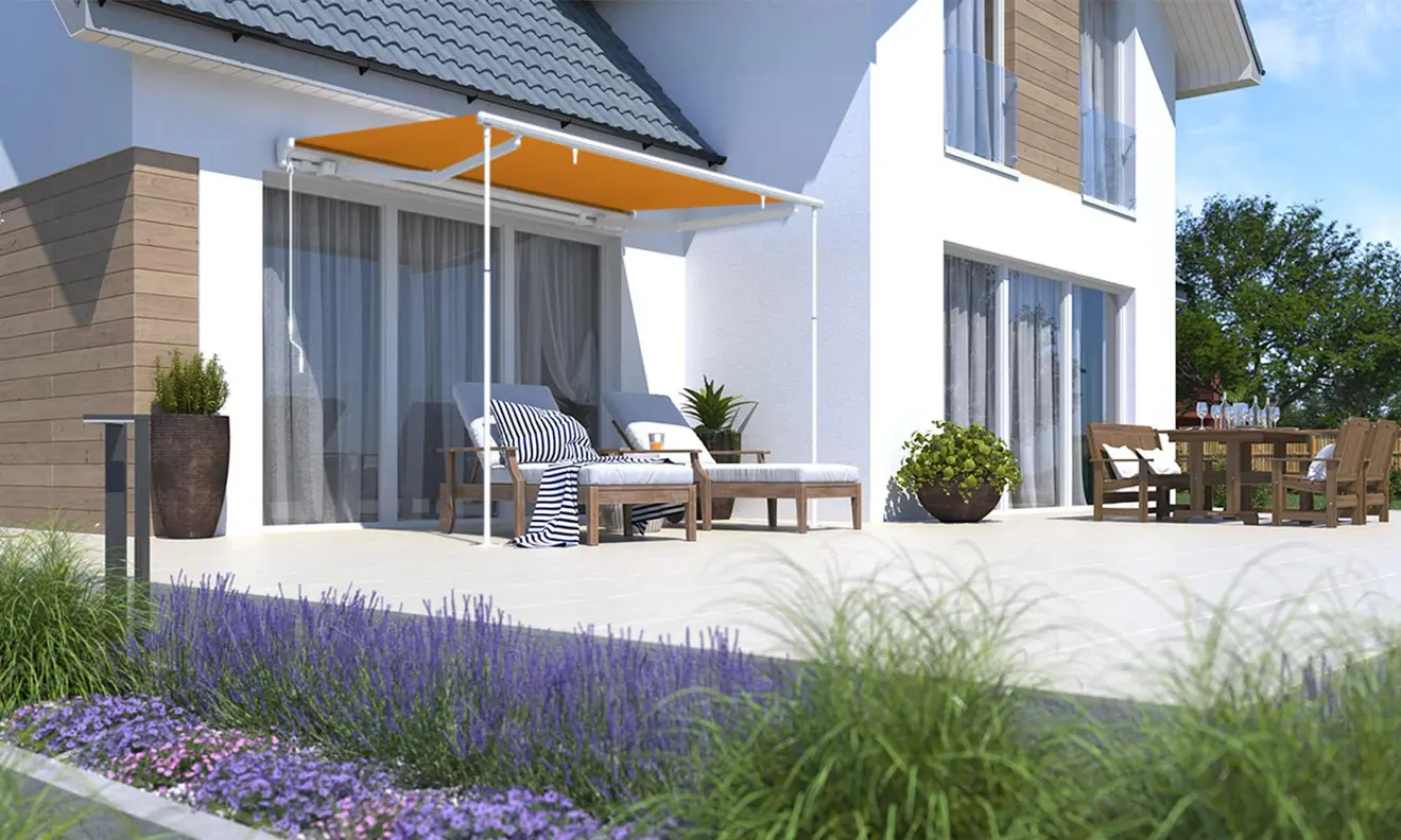 Markisenstütze für Gelenkarmmarkisen an Hausfassade, Terrasse mit Möbeln im Hintergrund