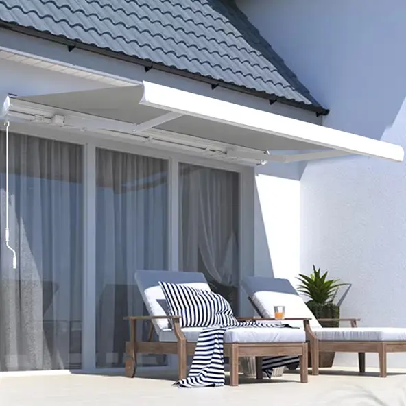 Terrasse mit Markise über Sitzbereich und Glastüren