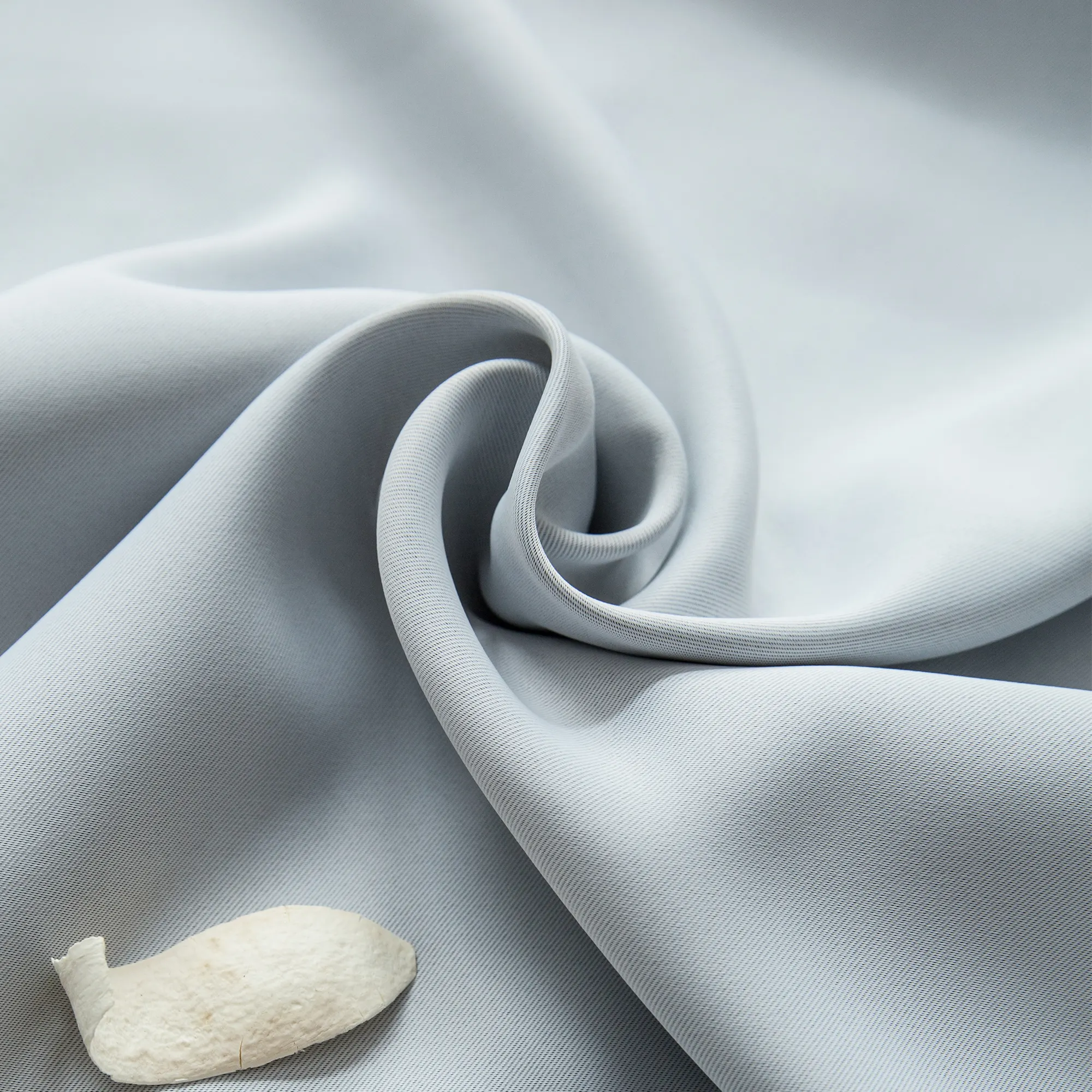 Tessuto per tende con nastro arricciato, drappeggiato in modo ondulato, vista dettagliata