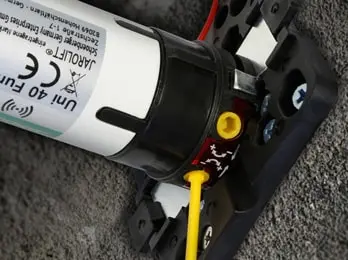 Funk-Rollladenmotor Universal, Nahaufnahme der Montage und Verkabelung