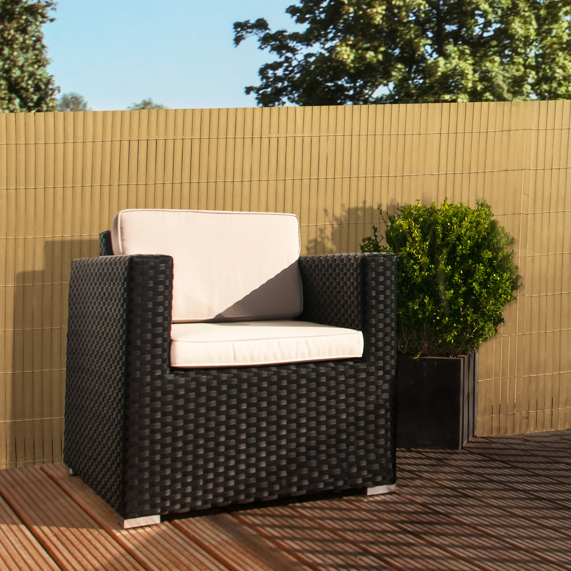 Rete di protezione in PVC su terrazza con sedia e pianta sullo sfondo