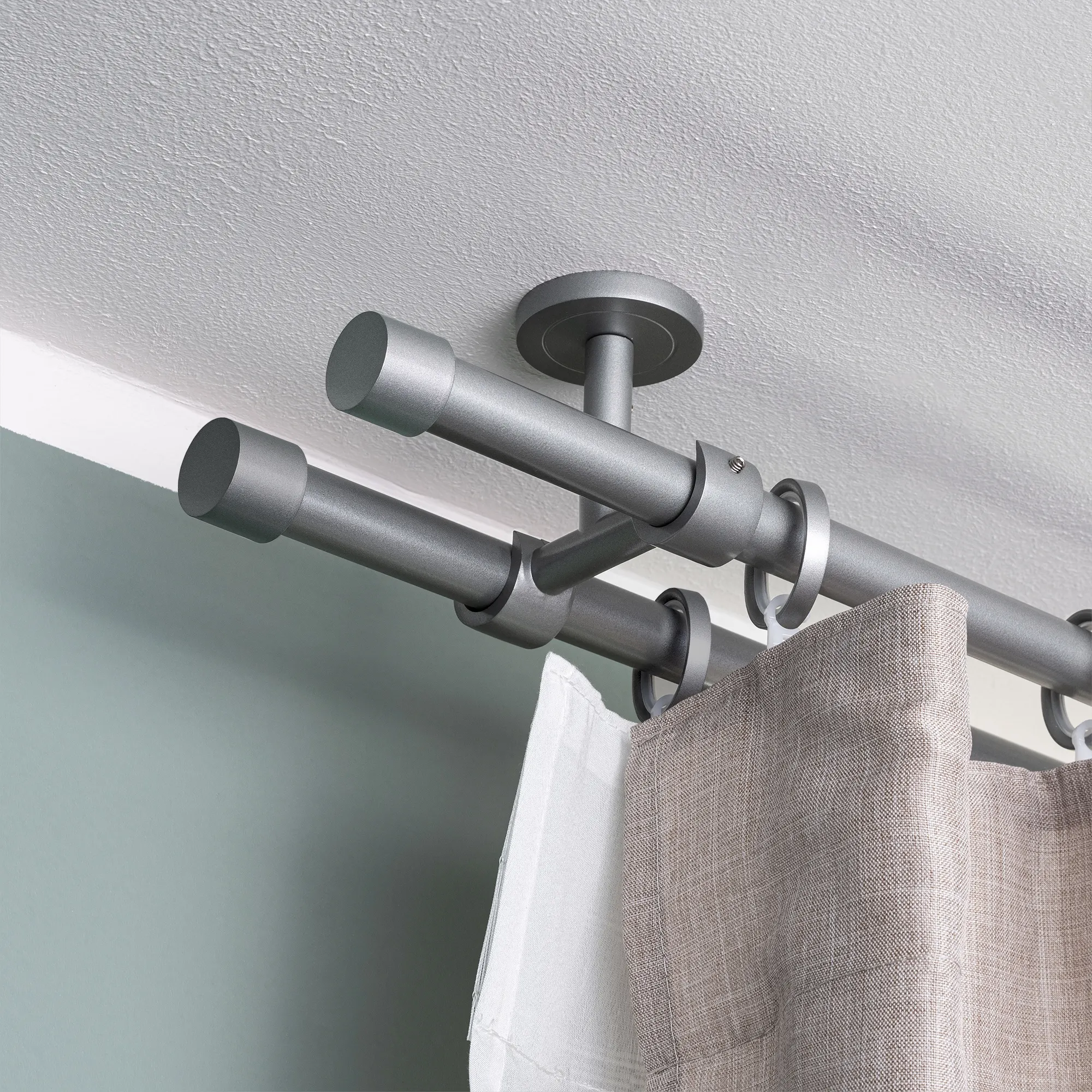 Asta per tende a doppio binario con supporto a soffitto e anelli per tende