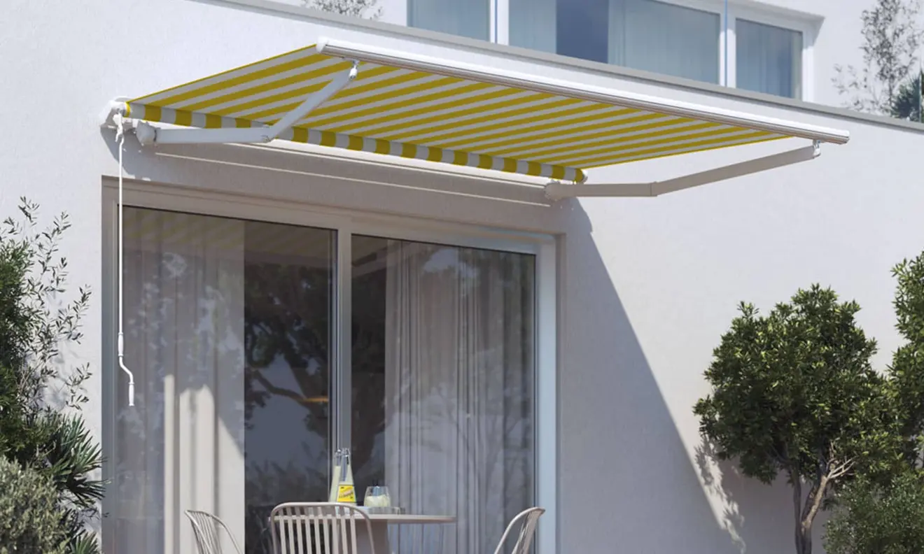 Offene Gelenkarmmarkise über Terrasse mit Tisch und Stühlen