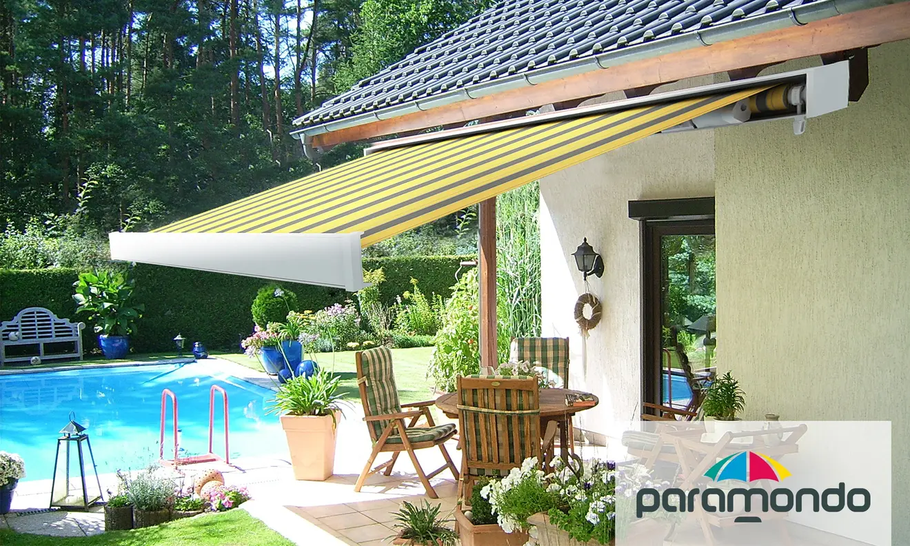 Kassettenmarkise Line an Hauswand über Terrasse, bietet Sonnenschutz für Sitzbereich im Freien