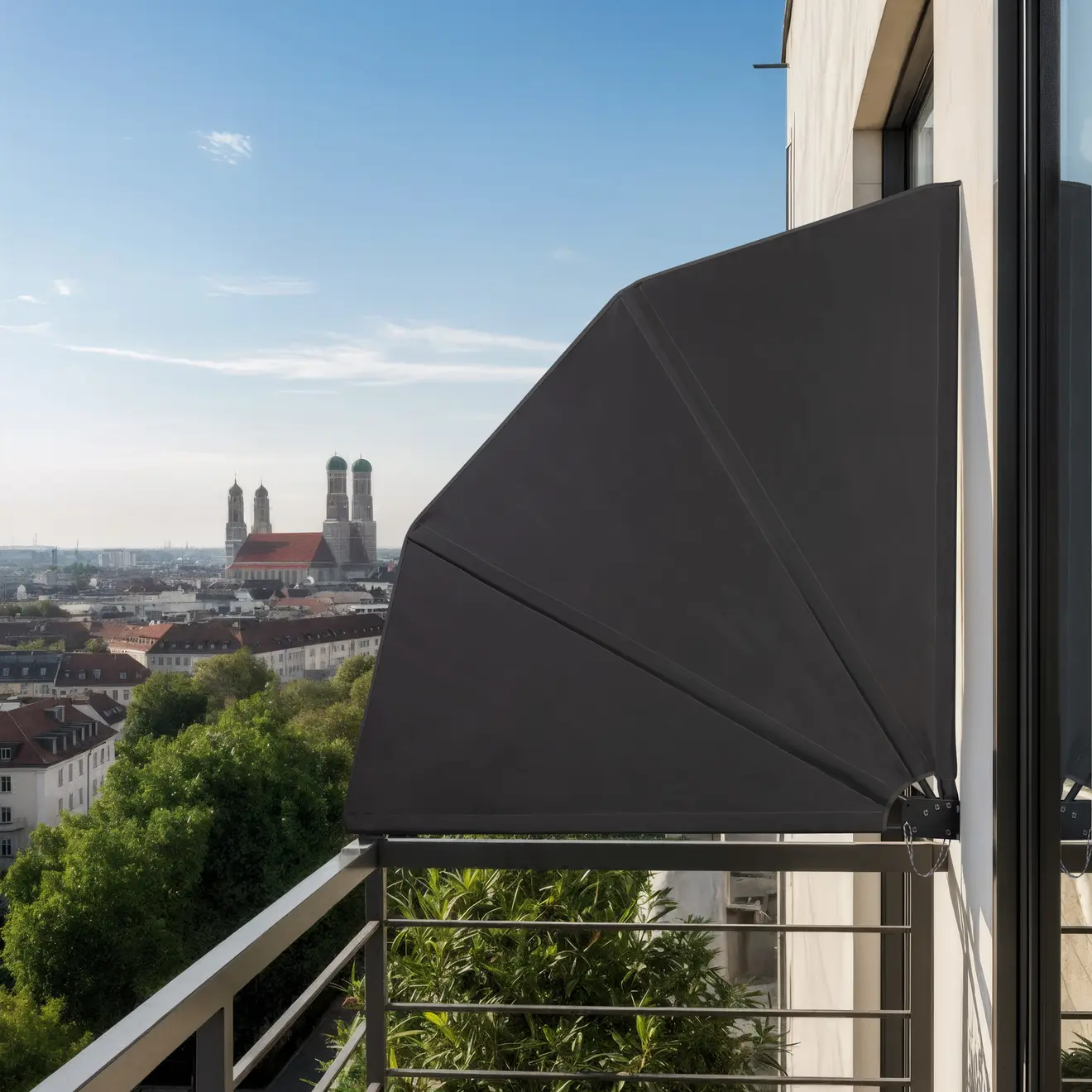 Balkonfächer als seitlicher Sonnen- und Sichtschutz, montiert an einer Balkonbrüstung, mit Blick über eine Stadtlandschaft.