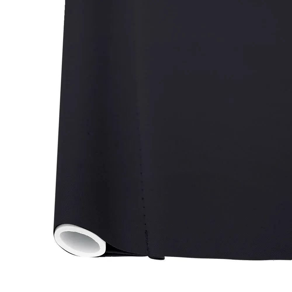 Tenda oscurante montata su supporto a parete, parzialmente arrotolata