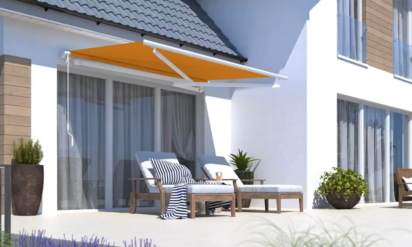 Offene Gelenkarmmarkise über Terrasse mit Sitzmöbeln, bietet Sonnenschutz und Schatten