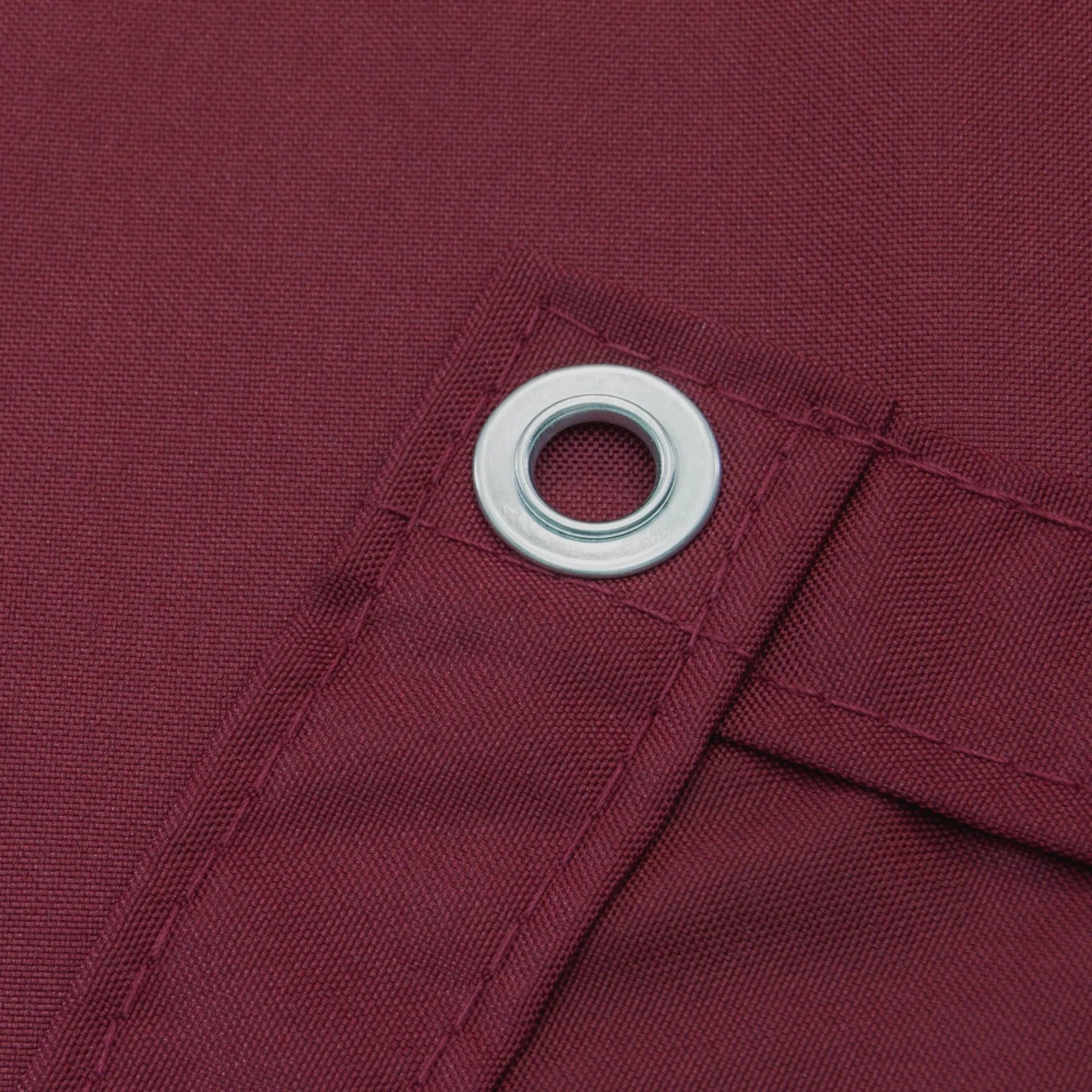 Primo piano di un rivestimento del balcone in poliestere impermeabile con occhiello per il fissaggio