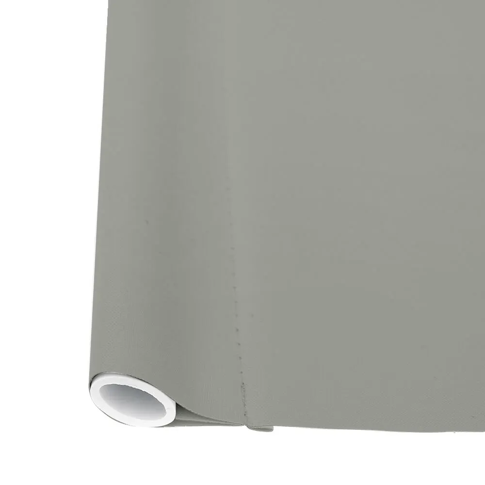 Tenda oscurante montata su supporto a parete, parzialmente arrotolata