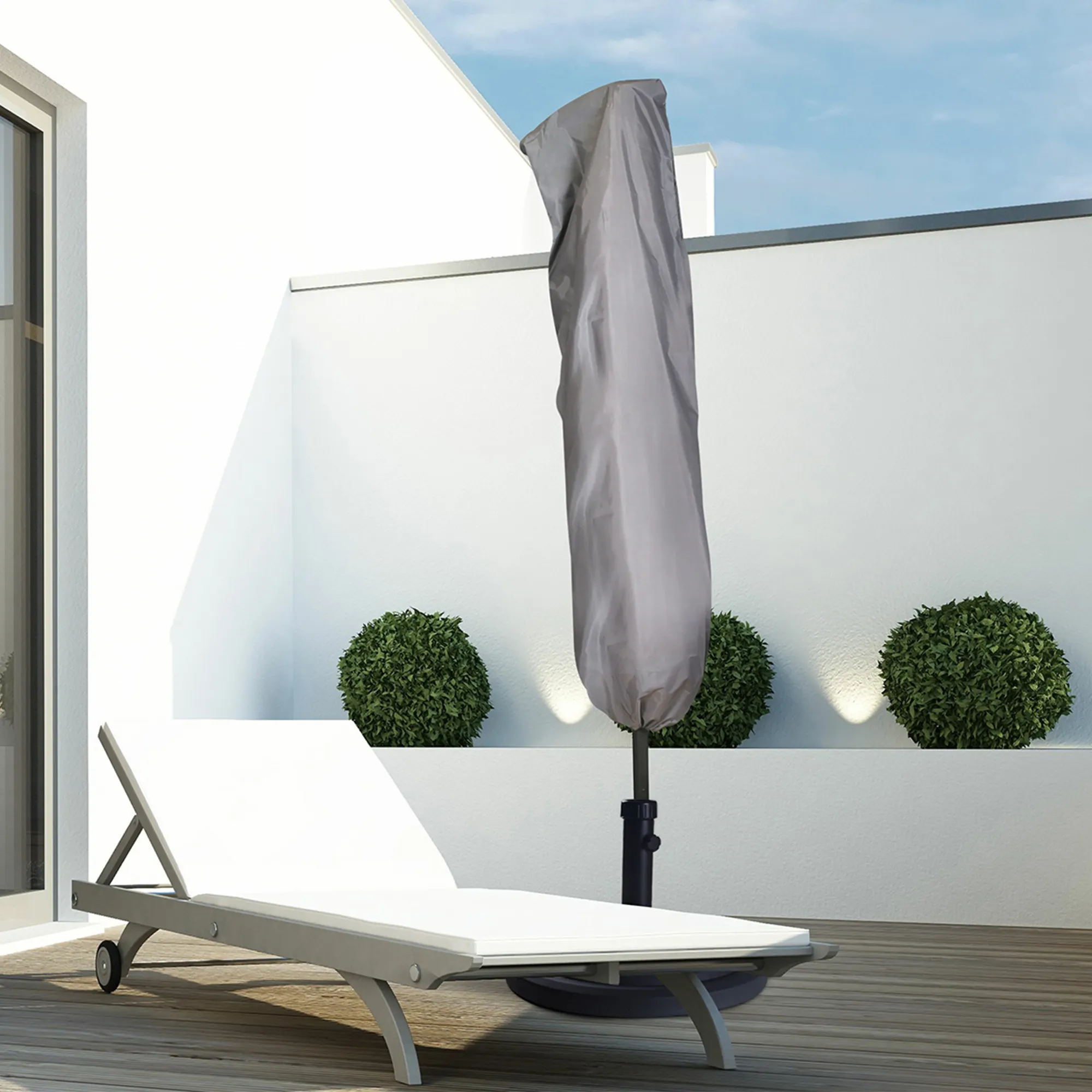 Ombrellone con copertura su terrazza accanto a un lettino e piante