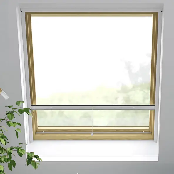 Dachfenster mit halb geschlossenem Rollo und Insektenschutz, Pflanze im Vordergrund
