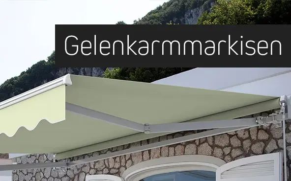 Gelenkarmmarkise über einer Terrasse an einem Gebäude