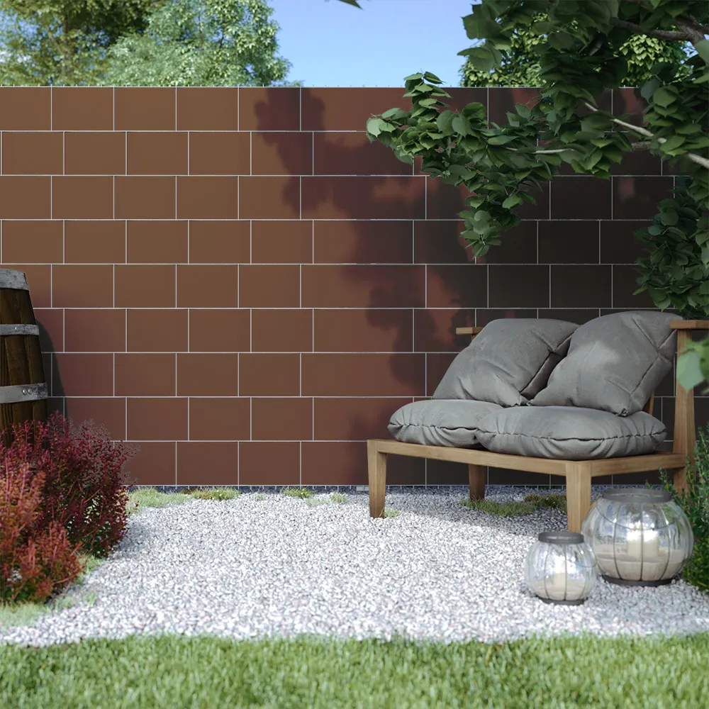 Striscia di protezione in PVC in un giardino con area salotto e piante