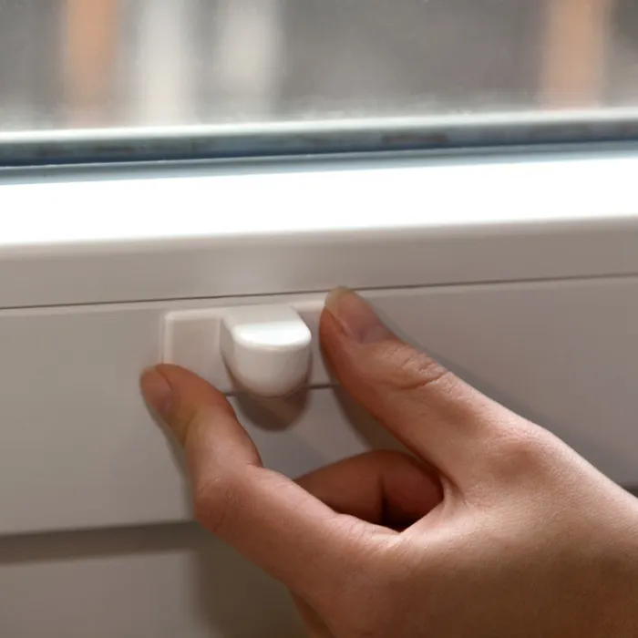 Supporto magnetico per la guida della tapparella regolato a mano su un telaio di finestra