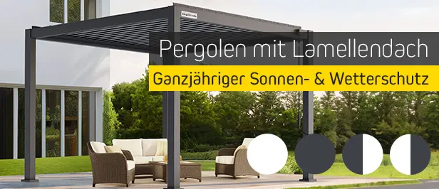 Pergola mit Lamellendach neben einem Haus, umgeben von Gartenmöbeln
