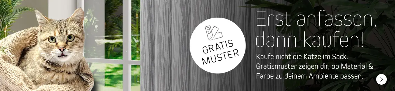 Katze in einem Korb vor einem Fenster mit Vorhängen, Text über Gratis-Muster für Heimdekoration