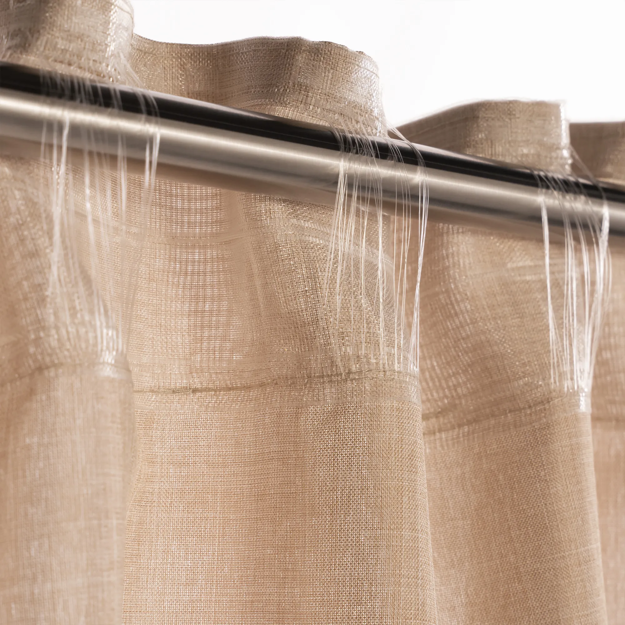 Tenda con nastro combinato e struttura in lino appesa a un bastone