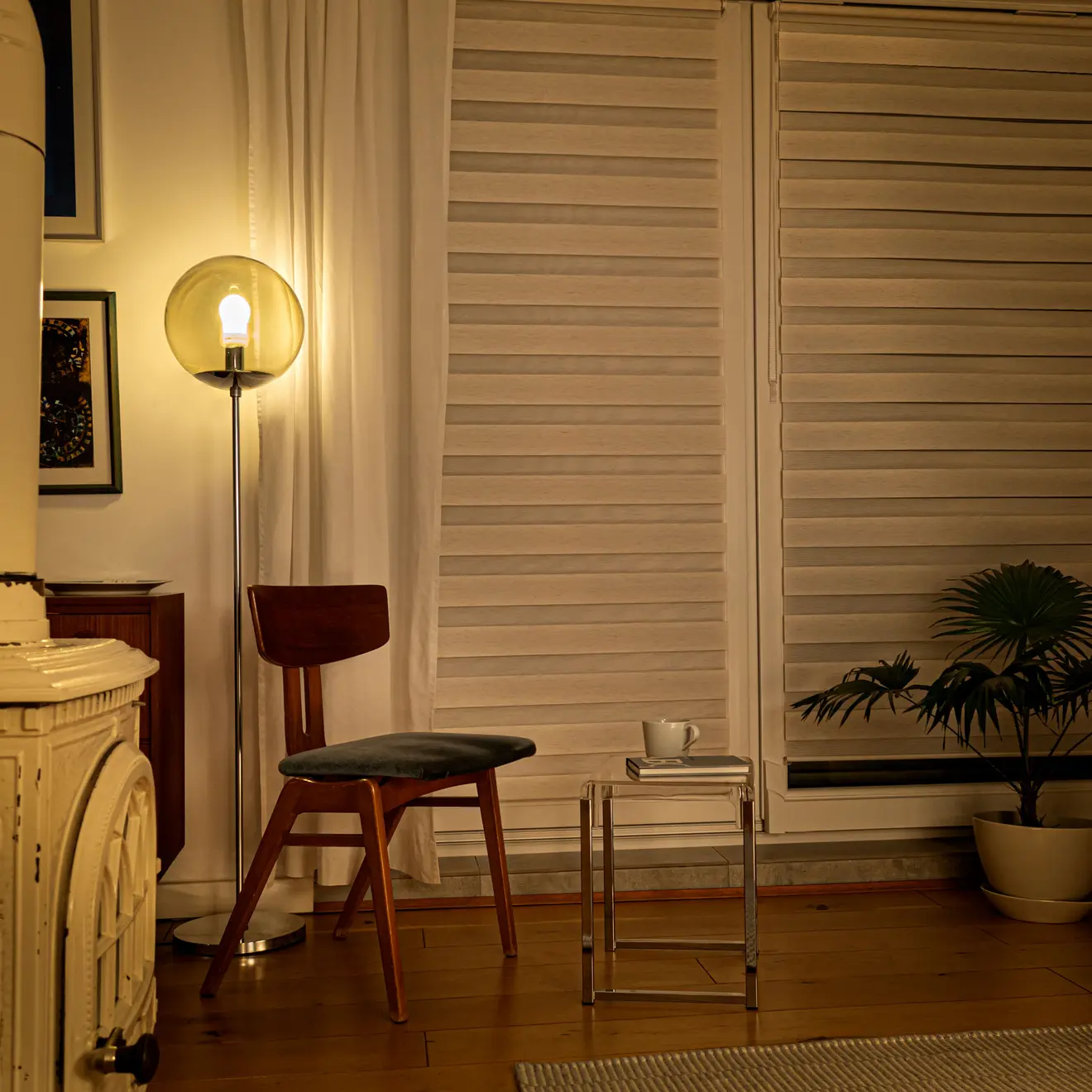 Elektrisches Smart Doppelrollo in modernem Wohnraum mit Stuhl, Tisch und Pflanze