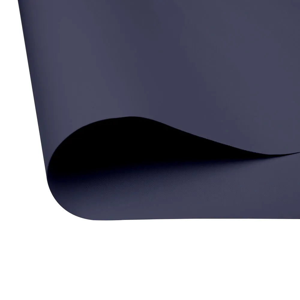 Tenda oscurante con superficie liscia e leggero movimento nel materiale