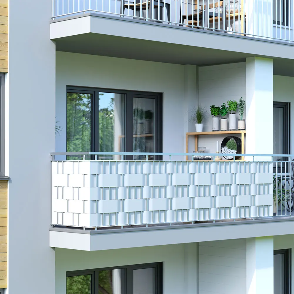 Balcone con parapetto decorativo e piante su uno scaffale sullo sfondo