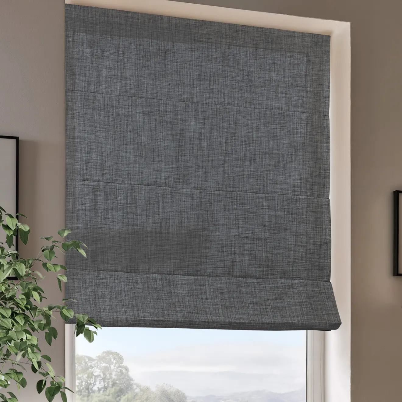 Raffrollo in glattem Stoff, vollständig heruntergelassen am Fenster