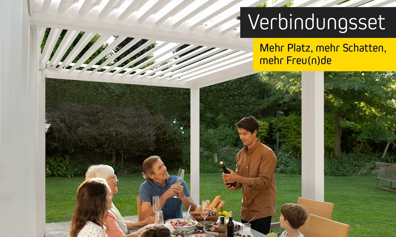 Personen sitzen unter einer Pergola mit Lamellendach im Garten, genießen eine Mahlzeit