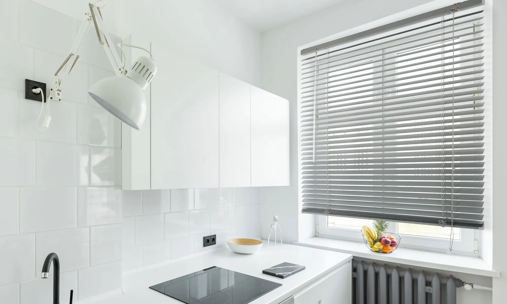 Set di ricambi per persiane montate in cucina sopra il termosifone