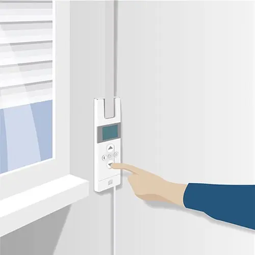 Elektrischer Gurtwickler an der Wand, Bedienung durch eine Hand, neben einem Fenster