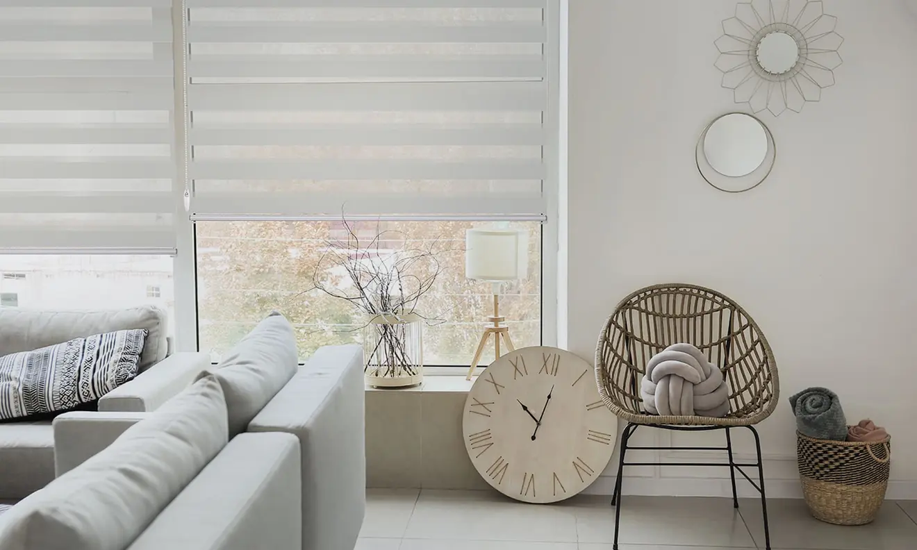 Klemmfix Doppelrollo an Fenster, ermöglicht flexible Lichtregulierung und Sichtschutz