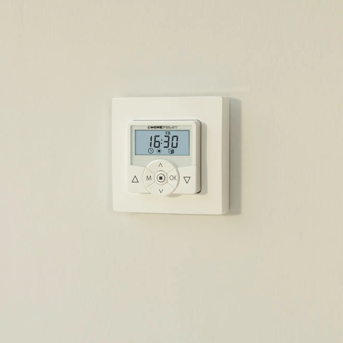 Digitale Zeitschaltuhr an der Wand mit Display und Bedientasten