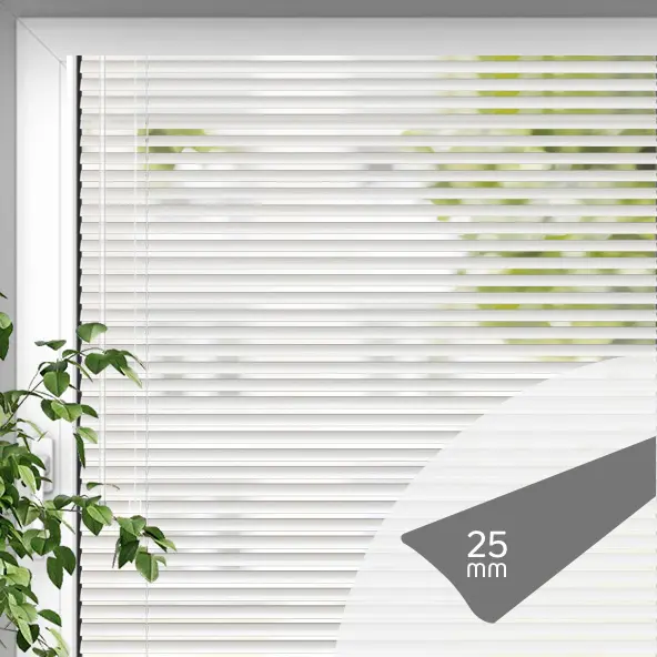 Persiana veneziana de aluminio instalada en una puerta balconera, vista a plantas verdes