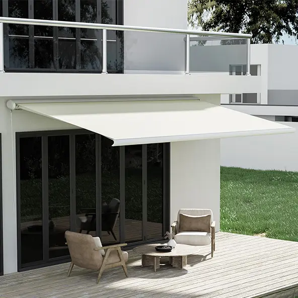 Terrasse mit Markise und Sitzgruppe vor einem modernen Gebäude