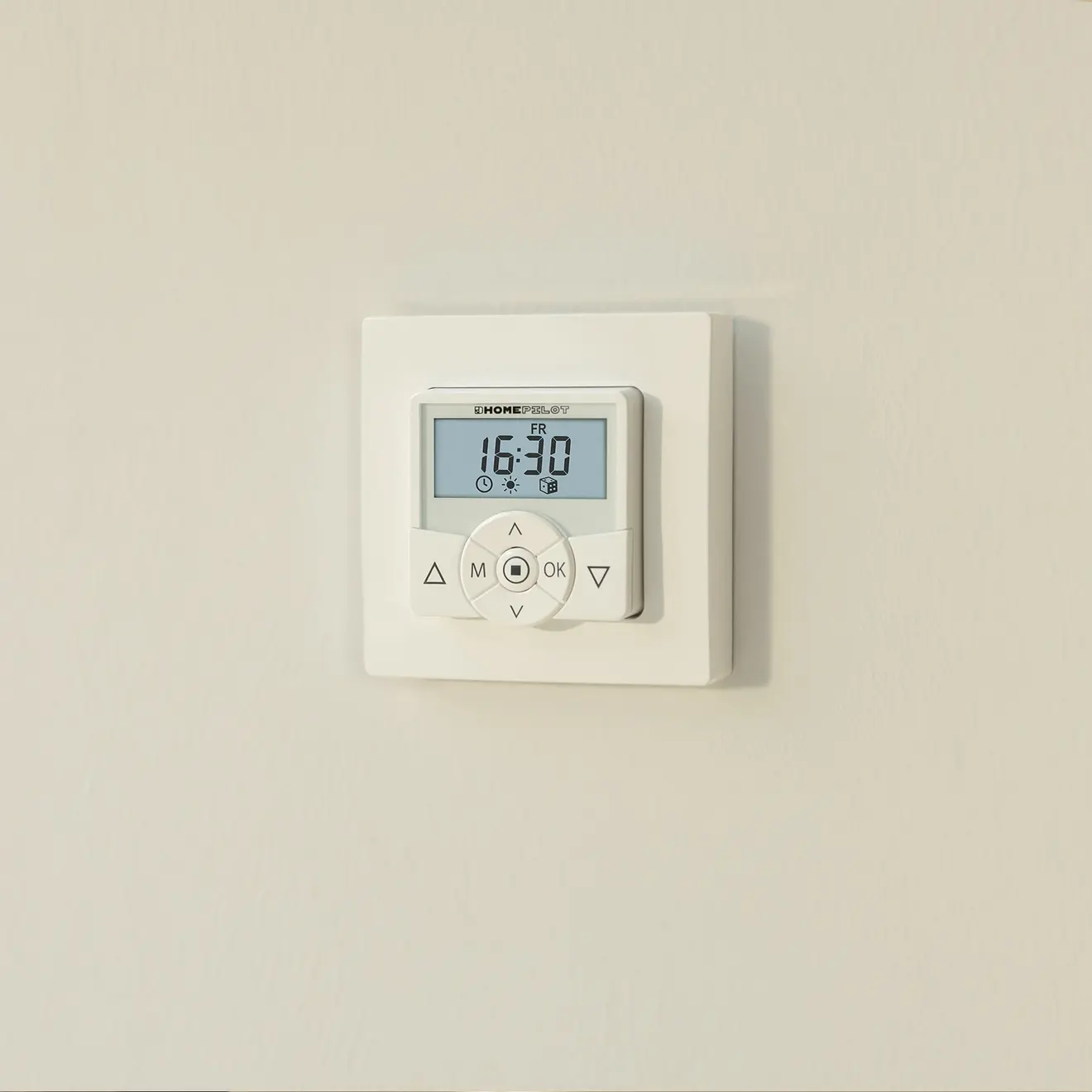 Zeitschaltuhr mit digitalem Display und Bedientasten an der Wand montiert