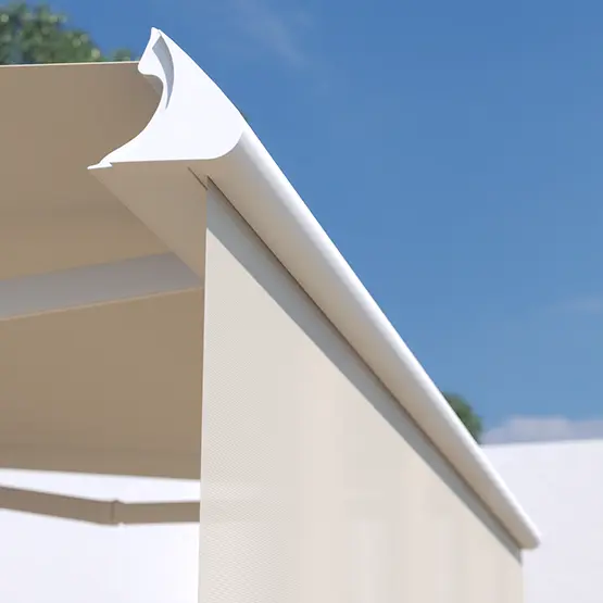 Ausgefahrene Terrassenmarkise mit sichtbarem Gestell und Tuch im Freien