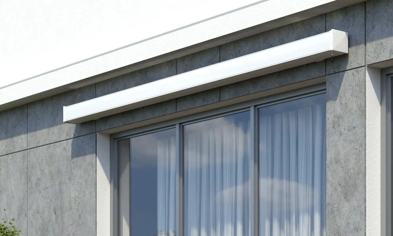 Kassettenmarkise Line an einer Hauswand montiert, eingefahren, über großen Fenstern