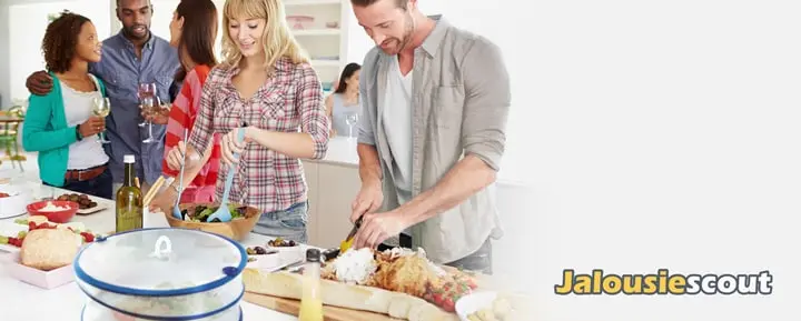 Gruppe von Menschen in der Küche, Essen mit Fliegenhaube abgedeckt
