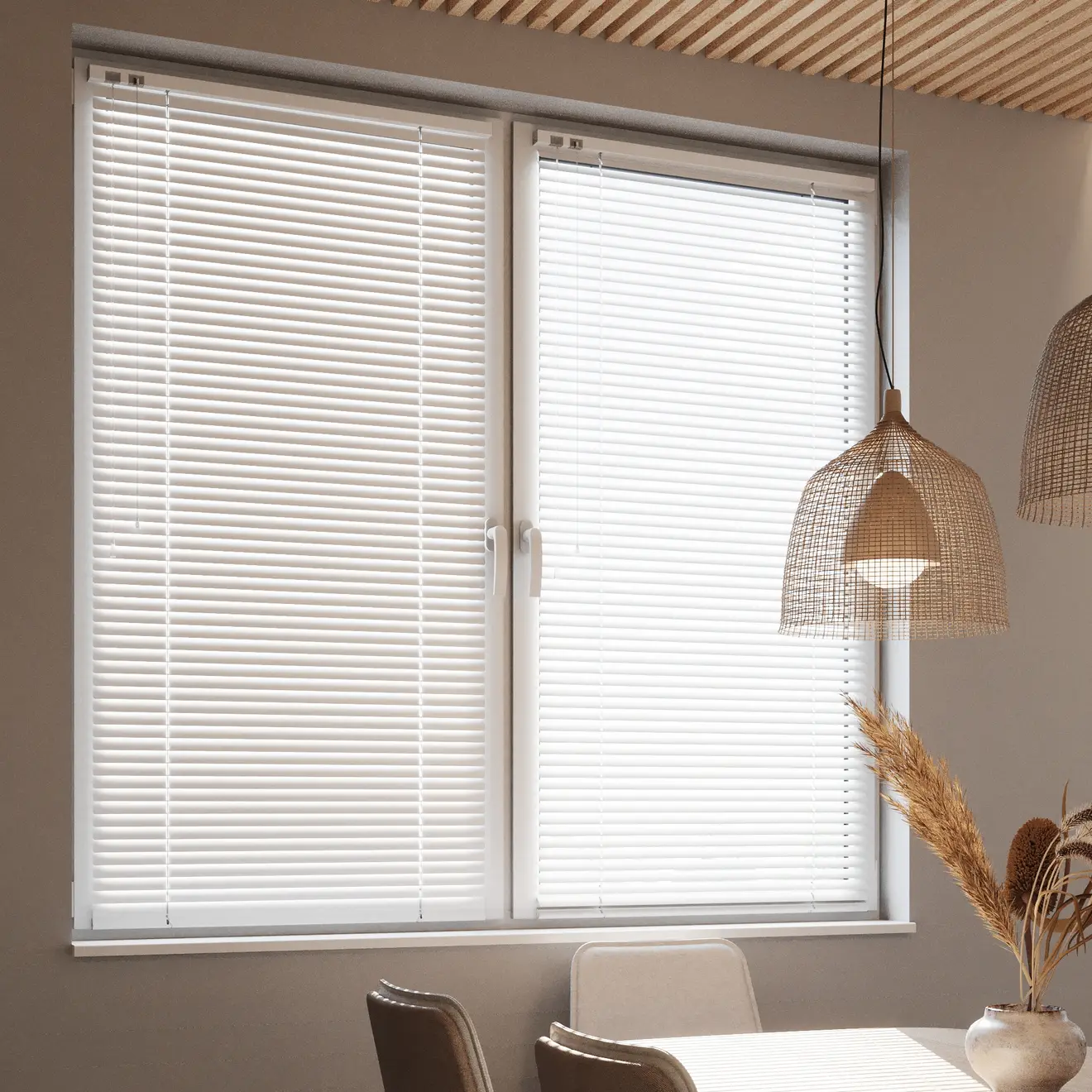 Helles Sonnenlicht dringt durch Jalousie in Wohnzimmer