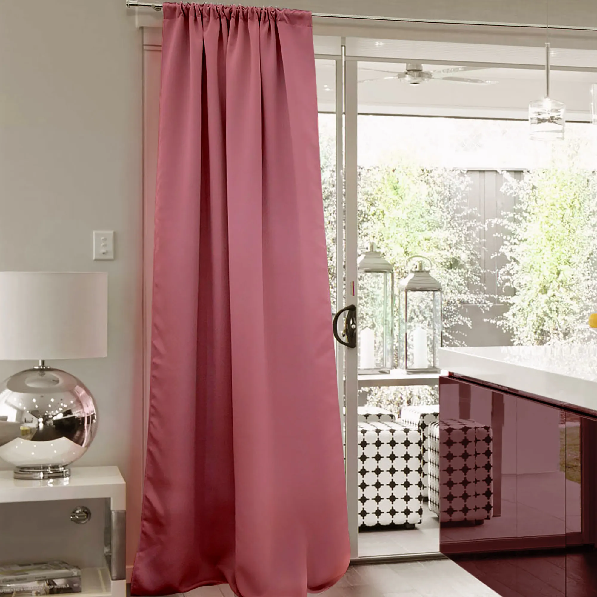 Tenda con arricciatura alla porta del terrazzo in una cucina moderna