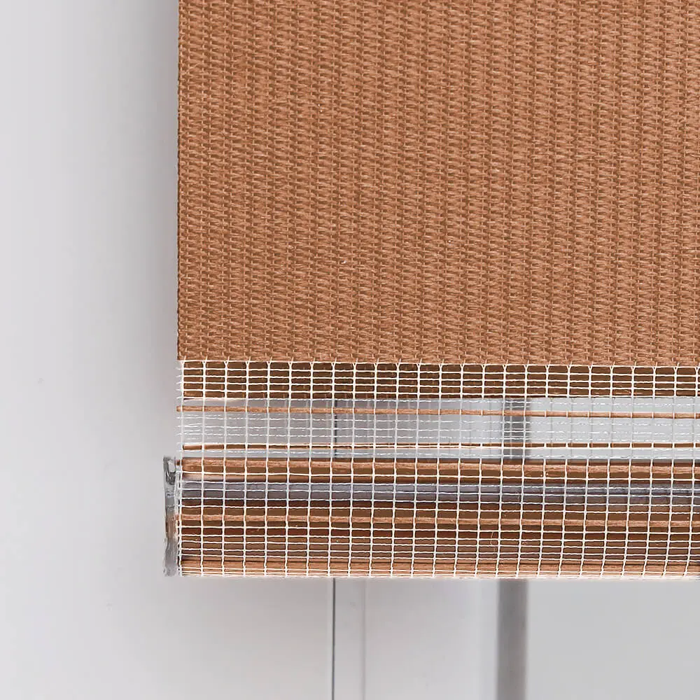 Detailansicht des braunen Rollo‑Stoffs mit transparentem Abschluss und beschwertem Saum